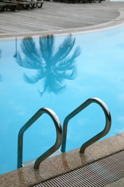 Water pool and stairs — Stock Photo, Image