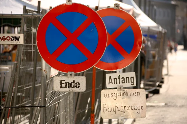 No-stopping signs at the beginning and end of a bu — Stock Photo, Image