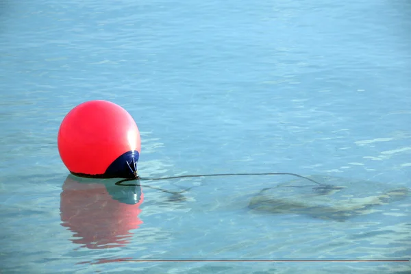 Boya roja en el agua — Foto de Stock
