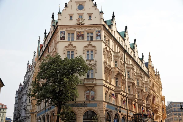 Praha, krásně zrekonstruované domy n staré koudel — Stock fotografie