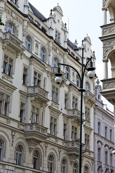 Prague, joliment rénovées maisons n le vieux remorquage — Photo