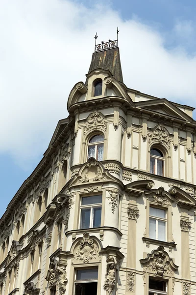 Praha, krásně zrekonstruované domy n staré koudel — Stock fotografie