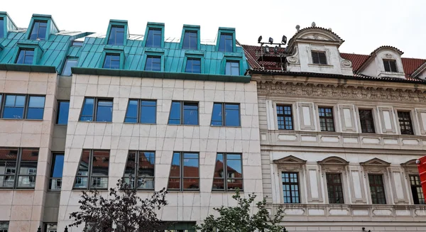 Praga, casas bellamente renovadas en el viejo remolque —  Fotos de Stock