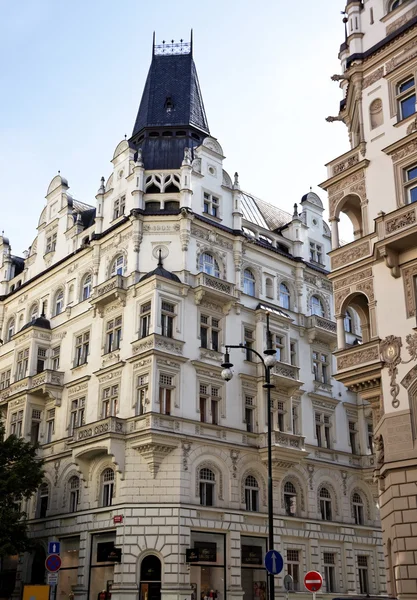 Praga, pięknie odremontowane domy n autos — Zdjęcie stockowe