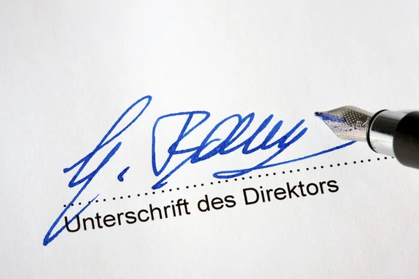 Ondertekening van een officieel document — Stockfoto