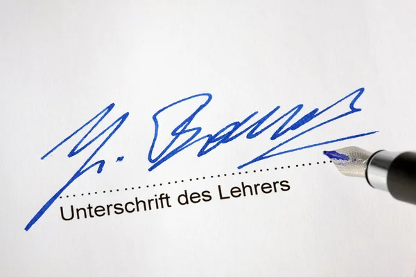 Υπογραφή του επίσημου εγγράφου υπό — Φωτογραφία Αρχείου