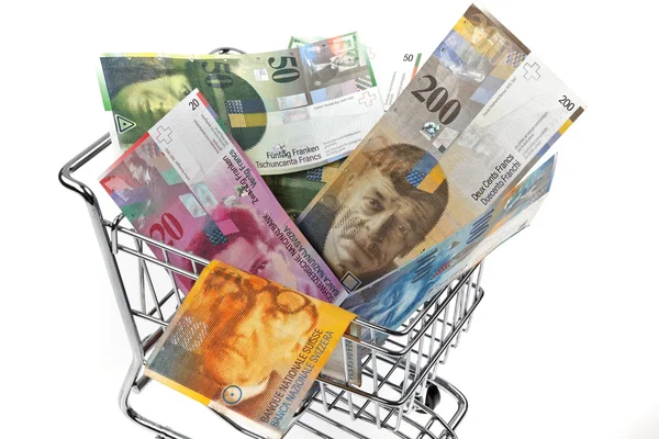Conta de franco suíço com cesto de compras — Fotografia de Stock
