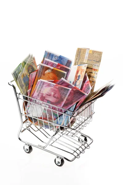 Conta de franco suíço com cesto de compras — Fotografia de Stock