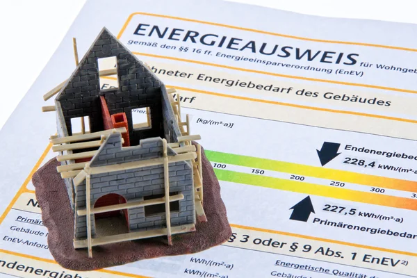 Karkas huis met energiepaa. certificering voor ge — Stockfoto