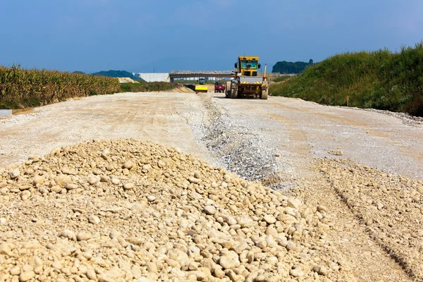 Excavadora en un sitio de construcción de carreteras —  Fotos de Stock