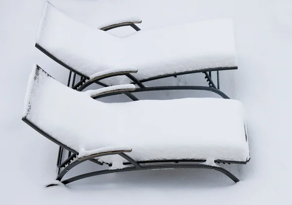 Sun beds in the snow - winter doldrums in the hote — Stock Photo, Image