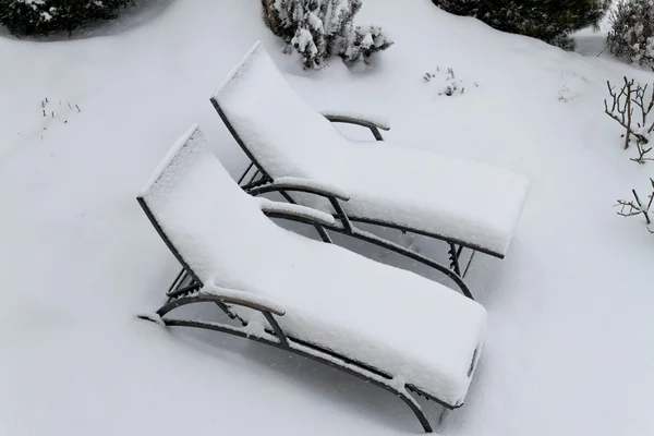 Napozóágyak a hóban - a tél rossz hangulat, a hote — Stock Fotó