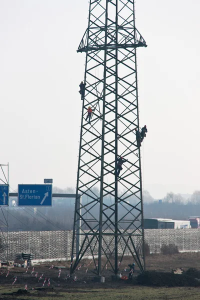 Lavoratori su una linea elettrica del palo di potere — Foto Stock