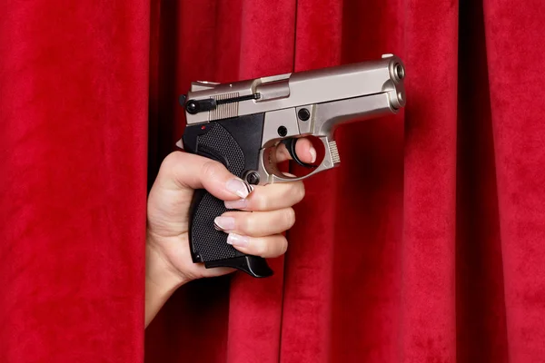Een vrouw hand met een geweer — Stockfoto