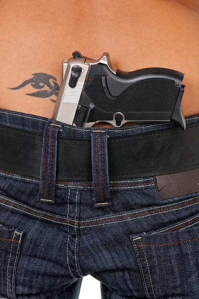 Pistole im Gürtel einer jungen Frau — Stockfoto