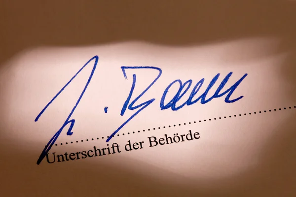 ¶ behãƒâ earths signature to a document bã ¼ — Stockfoto