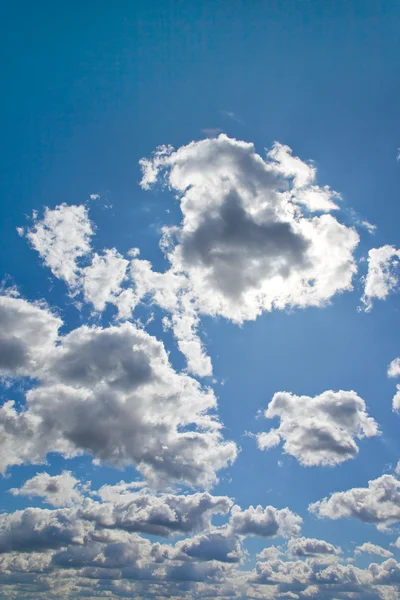 Blauwe lucht met witte wolken als achtergrond — Stockfoto