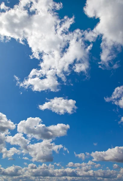 Блакитне небо з білими хмарами як фон — стокове фото