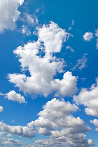 Arkaplan olarak beyaz bulutlu mavi gökyüzü — Stok fotoğraf