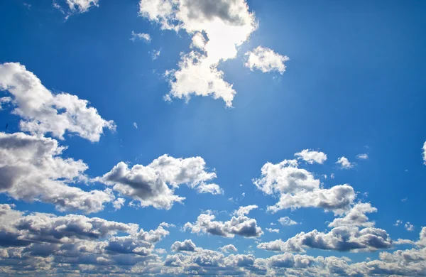 Błękitne niebo z białymi chmurami jako tło — Zdjęcie stockowe