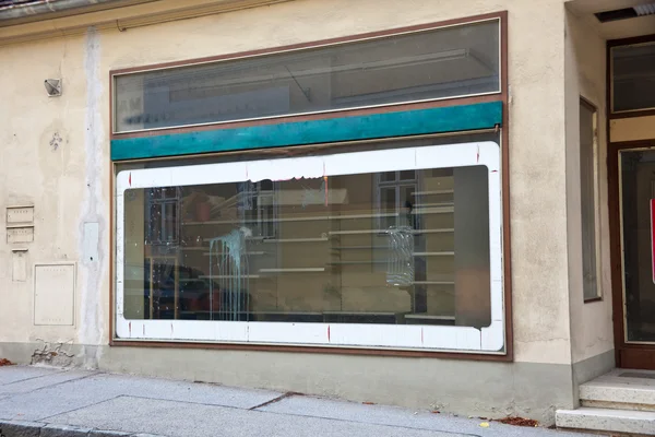Empty window of a business in bankruptcy — Stock Photo, Image