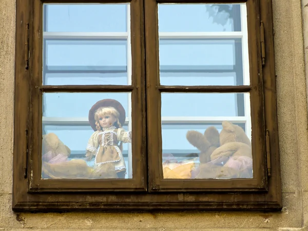 Bambola e giocattolo in una finestra — Foto Stock