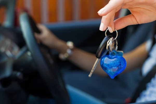 Mulher com carro novo e chaves do carro — Fotografia de Stock