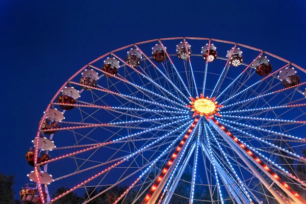 Ferris wheel at a carnival in the evening — Stock Photo, Image