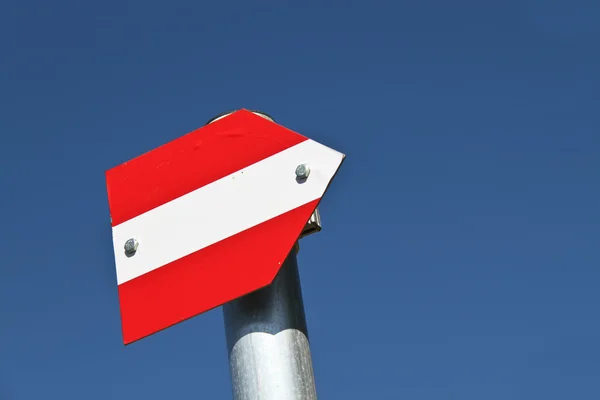 Dağ koyunu kırmızı-beyaz-kırmızı işaret — Stok fotoğraf