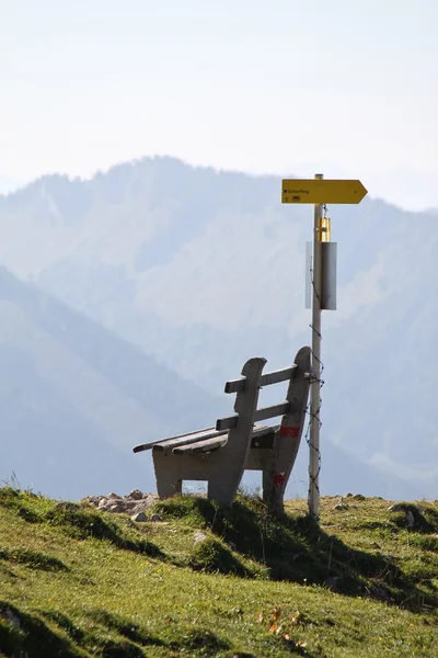 Dağ koyunu kırmızı-beyaz-kırmızı işaret — Stok fotoğraf