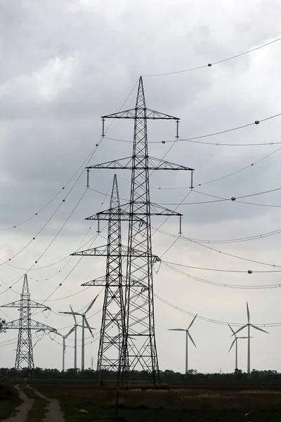 Turbina eólica com postes de potência para ener alternativo — Fotografia de Stock