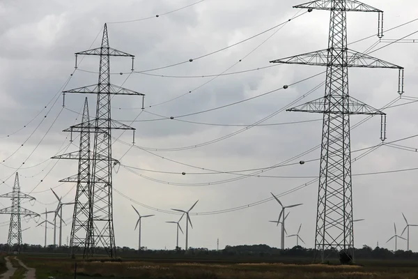 Turbina eólica com postes de potência para ener alternativo — Fotografia de Stock