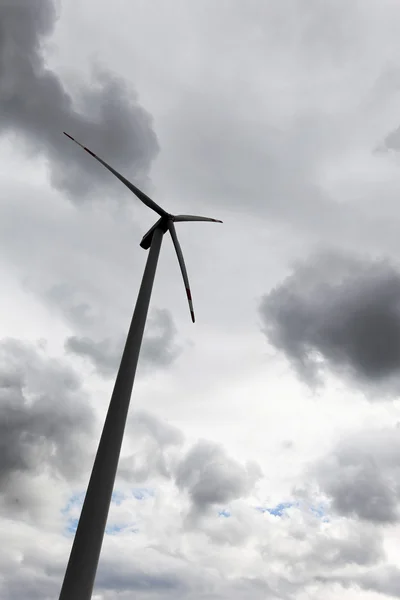 Vindkraftverk i en vindkraftspark för energi alternativ — Stockfoto
