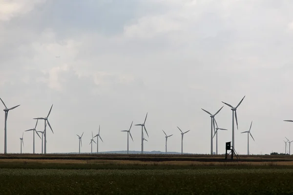 Turbina eólica em um parque eólico para alternativa de energia — Fotografia de Stock