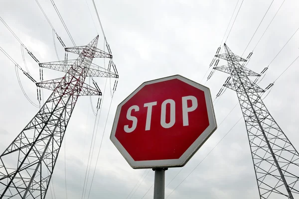 Pylon energii elektrycznej linii zasilania do zasilania — Zdjęcie stockowe