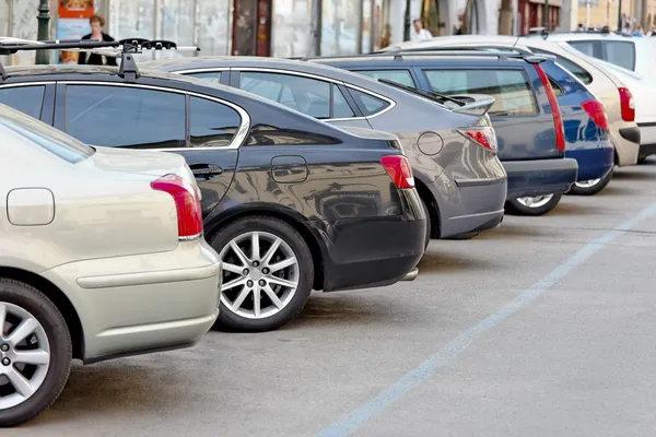 Carros estacionados em um estacionamento — Fotografia de Stock
