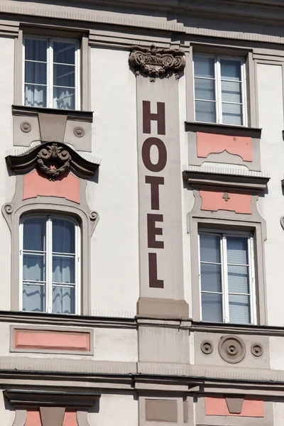 Hotellin kaiverrus talossa — kuvapankkivalokuva