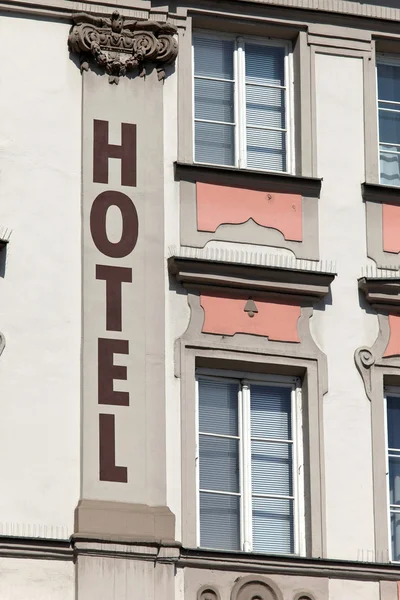 Hotelinschrift auf einem Haus — Stockfoto