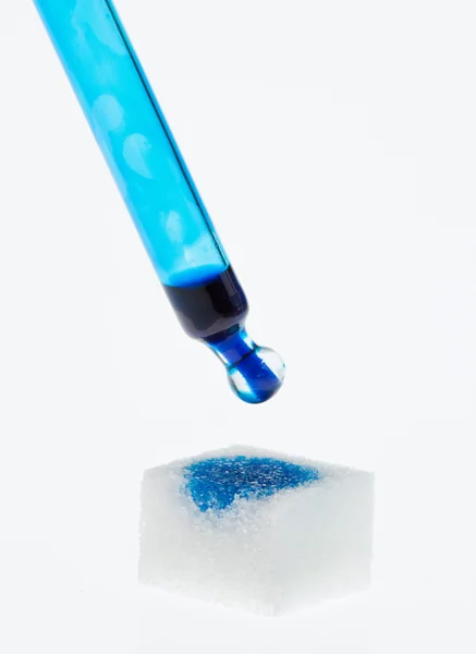 Символ вакцины на кубике сахара — стоковое фото