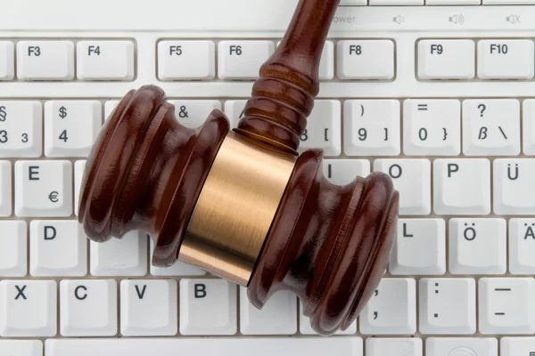 Hammer und Tastatur. Rechtssicherheit im Internet — Stockfoto
