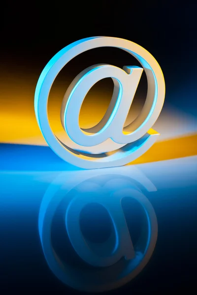 E-Mail-Zeichen. Online-Kommunikation. — Stockfoto