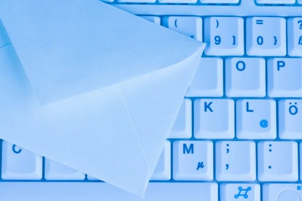 Toetsenbord van de computer en envelop. e-mail. — Stockfoto