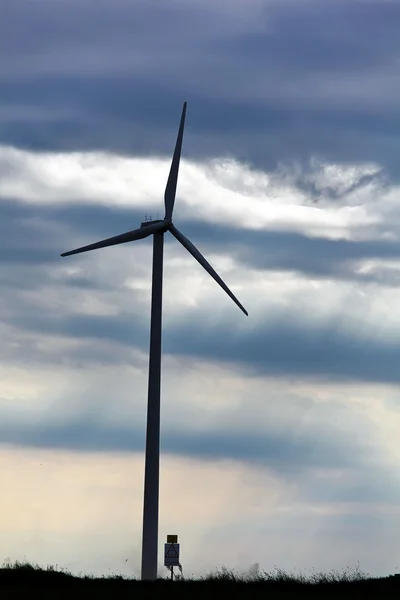 L'éolienne dans un parc éolien pour l'énergie alternative — Photo
