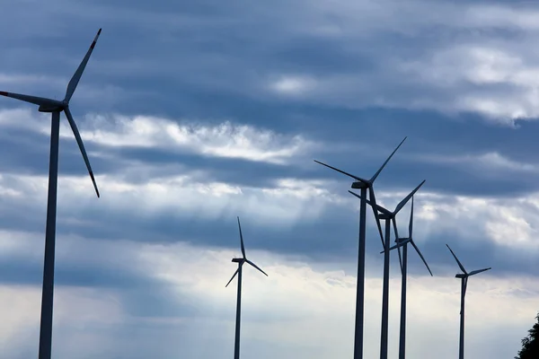 Vindkraftverk i en vindkraftspark för energi alternativ — Stockfoto