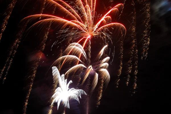 Fuochi d'artificio alla vigilia di anno nuovo e anno nuovo — Foto Stock