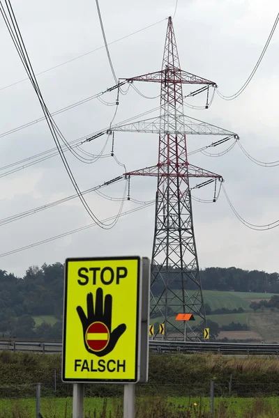 Pylon energii elektrycznej linii zasilania do zasilania — Zdjęcie stockowe
