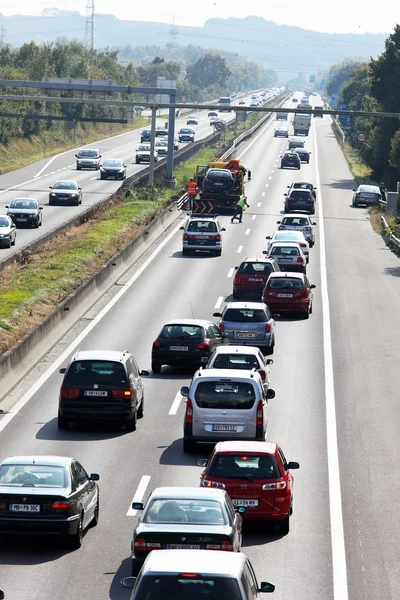 Trafikstockning på vägen med bilar på en motorväg — Stockfoto