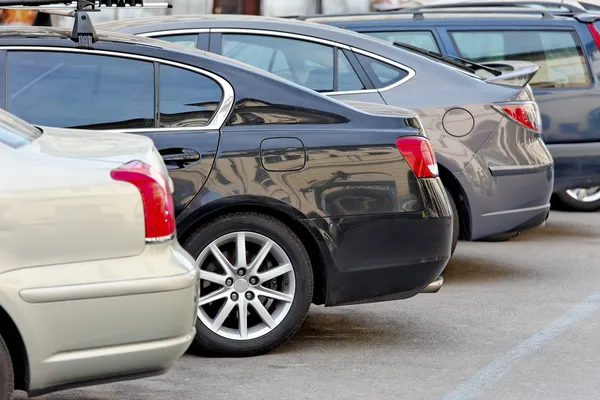 Parked cars in a parking lot — Stock Photo, Image
