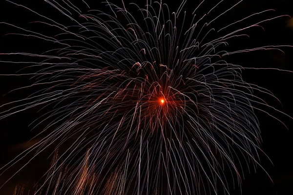 ดอกไม้ไฟในวันปีใหม่และปีใหม่ — ภาพถ่ายสต็อก