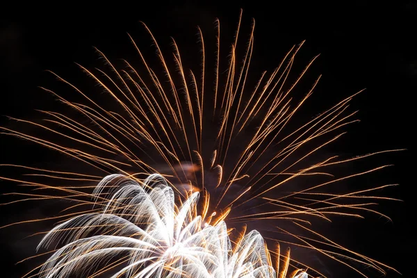 Vuurwerk op new year's eve en Nieuwjaar — Stockfoto